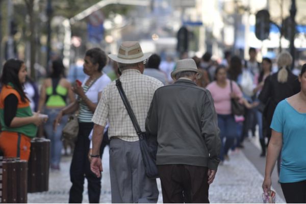 População idosa cresce 42% em Curitiba, mas nem todos os candidatos têm propostas