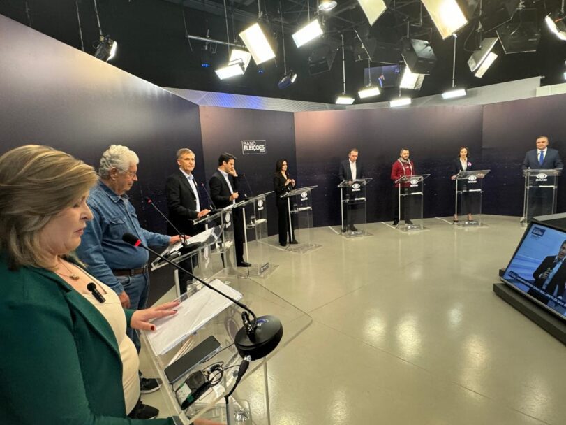 Eduardo Pimentel é o principal alvo em debate morno marcado por esquivas