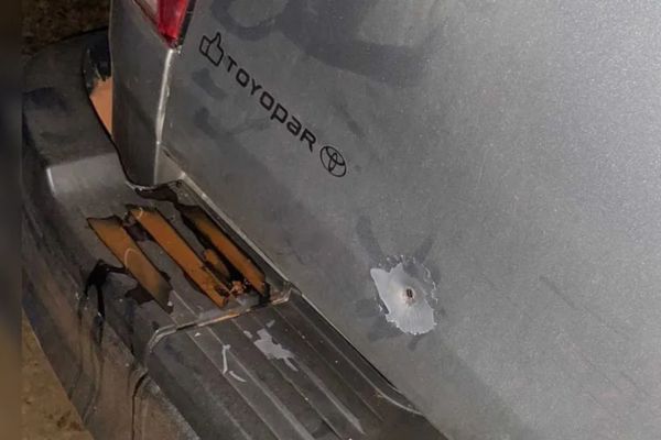 Candidato a prefeito tem Hilux atingida por tiros e delegado não descarta motivação política