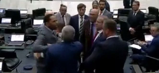 De olho em 27, emenda impositiva volta a ser discutida na Alep e causa briga entre deputados